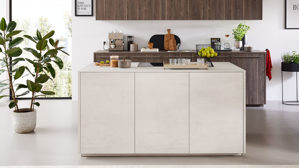 Einbauküche Interliving aus Holz in Holzfarben Interliving Küche Serie 3078 mit SIEMENS Einbaugeräten graphitsilberne Eiche & weißer Beton - dreizeilig