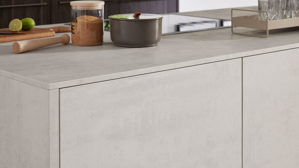 Einbauküche Interliving aus Holz in Holzfarben Interliving Küche Serie 3078 mit SIEMENS Einbaugeräten graphitsilberne Eiche & weißer Beton - dreizeilig