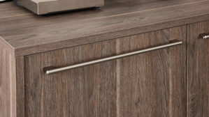 Einbauküche Interliving aus Holz in Holzfarben Interliving Küche Serie 3078 mit SIEMENS Einbaugeräten graphitsilberne Eiche & weißer Beton - dreizeilig