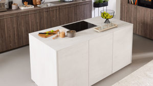 Einbauküche Interliving aus Holz in Holzfarben Interliving Küche Serie 3078 mit SIEMENS Einbaugeräten graphitsilberne Eiche & weißer Beton - dreizeilig