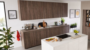 Einbauküche Interliving aus Holz in Holzfarben Interliving Küche Serie 3078 mit SIEMENS Einbaugeräten graphitsilberne Eiche & weißer Beton - dreizeilig