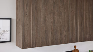 Einbauküche Interliving aus Holz in Holzfarben Interliving Küche Serie 3078 mit SIEMENS Einbaugeräten graphitsilberne Eiche & weißer Beton - dreizeilig