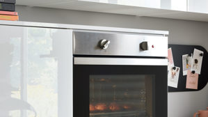 Einbauküche Interliving aus Holz in Weiß Interliving Küche Serie 3081 mit privileg Einbaugeräten Hochglanz Weiß & Natureiche - Stellfläche ca. 250 x 269 cm