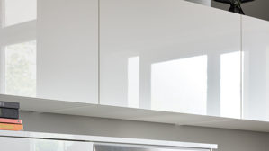 Einbauküche Interliving aus Holz in Weiß Interliving Küche Serie 3081 mit privileg Einbaugeräten Hochglanz Weiß & Natureiche - Stellfläche ca. 250 x 269 cm