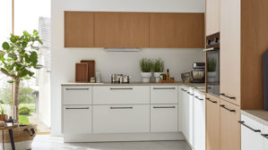 Einbauküche Interliving aus Holz in Weiß Interliving Küche Serie 3082 mit SIEMENS Einbaugeräten Mattweiß & Stripe Wood Crema - Stellfläche ca. 248 x 463 cm