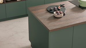 Einbauküche Interliving aus Holz in Dunkelgrün Interliving Küche Serie 3083 mit AEG Einbaugeräten Black Green & Nussbaum Kuba  - dreizeilig