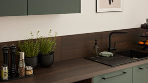 Einbauküche Interliving aus Holz in Dunkelgrün Interliving Küche Serie 3083 mit AEG Einbaugeräten Black Green & Nussbaum Kuba  - dreizeilig