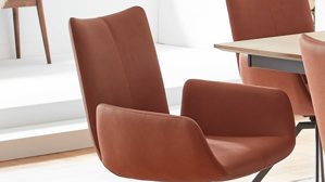 Vierfußstuhl Venjakob aus Stoff in Orange VENJAKOB Armlehnstuhl Margit cognacfarbene Mikrofaser Gavin & sepiafarbenes Metall