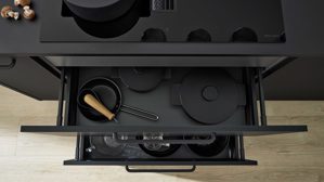 Einbauküche Interliving aus Holz in Schwarz Interliving Küche Serie 3103 mit AEG Einbaugeräten Mattschwarz & Vulkaneiche  - dreizeilig