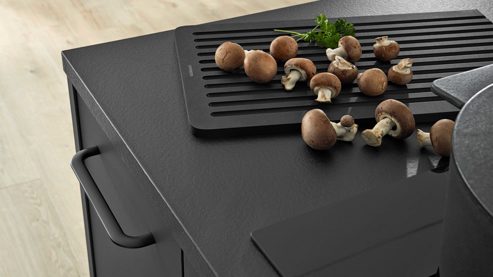 Einbauküche Interliving aus Holz in Schwarz Interliving Küche Serie 3103 mit AEG Einbaugeräten Mattschwarz & Vulkaneiche  - dreizeilig