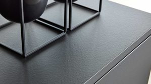 Einbauküche Interliving aus Holz in Schwarz Interliving Küche Serie 3103 mit AEG Einbaugeräten Mattschwarz & Vulkaneiche  - dreizeilig