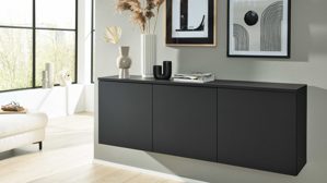 Einbauküche Interliving aus Holz in Schwarz Interliving Küche Serie 3055 mit AEG Einbaugeräten Mattschwarz & Vulkaneiche  - dreizeilig