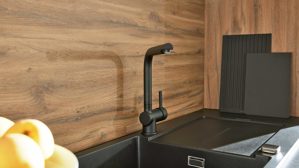 Einbauküche Interliving aus Holz in Schwarz Interliving Küche Serie 3103 mit AEG Einbaugeräten Mattschwarz & Vulkaneiche  - dreizeilig