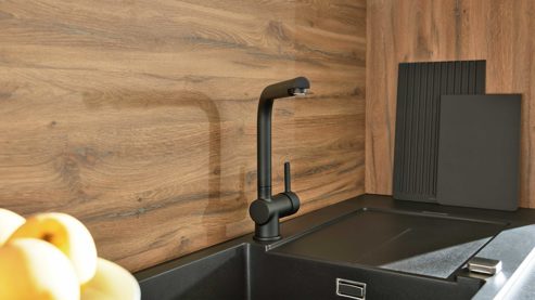 Einbauküche Interliving aus Holz in Schwarz Interliving Küche Serie 3103 mit AEG Einbaugeräten Mattschwarz & Vulkaneiche  - dreizeilig