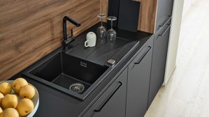 Einbauküche Interliving aus Holz in Schwarz Interliving Küche Serie 3055 mit AEG Einbaugeräten Mattschwarz & Vulkaneiche  - dreizeilig