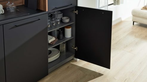 Einbauküche Interliving aus Holz in Schwarz Interliving Küche Serie 3055 mit AEG Einbaugeräten Mattschwarz & Vulkaneiche  - dreizeilig