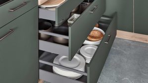 Einbauküche Nobilia® aus Holz in Dunkelgrün nobilia® Einbauküche Easytouch mit Ansetztisch und Geräten Mineralgrün & Eiche San Remo – Stellfläche ca. 310 x 290 cm