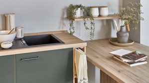 Einbauküche Nobilia® aus Holz in Dunkelgrün nobilia® Einbauküche Easytouch mit Ansetztisch und Geräten Mineralgrün & Eiche San Remo – Stellfläche ca. 310 x 290 cm