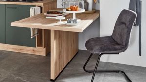 Einbauküche Nobilia® aus Holz in Dunkelgrün nobilia® Einbauküche Easytouch mit Ansetztisch und Geräten Mineralgrün & Eiche San Remo – Stellfläche ca. 310 x 290 cm