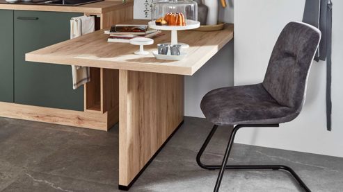 Einbauküche Nobilia® aus Holz in Dunkelgrün nobilia® Einbauküche Easytouch mit Ansetztisch und Geräten Mineralgrün & Eiche San Remo – Stellfläche ca. 310 x 290 cm