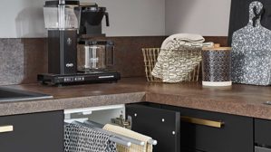 Einbauküche Nobilia® aus Holz in Schwarz nobilia® Einbauküche Easytouch mit privileg E-Geräte, z. B. Kühlschrank Grafitschwarz & Metal Oxid – Stellfläche ca. 277 x 217 cm