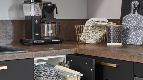 Einbauküche Nobilia® aus Holz in Schwarz nobilia® Einbauküche Easytouch mit privileg E-Geräte, z. B. Kühlschrank Grafitschwarz & Metal Oxid – Stellfläche ca. 277 x 217 cm