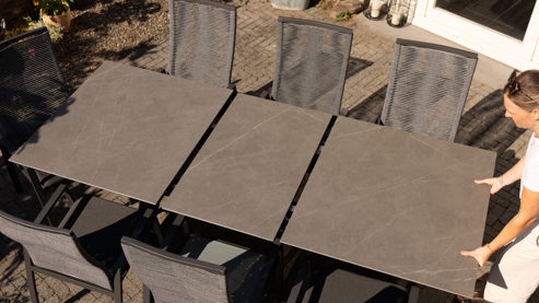 Gartentisch Interliving aus Stein in Grau Interliving Gartenmöbel Serie 7011 - Ausziehtisch gesinterter grauer Stein & anthrazitfarbenes Aluminium - ca 180 - 240 x 100 cm