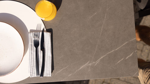 Gartentisch Interliving aus Stein in Grau Interliving Gartenmöbel Serie 7011 - Ausziehtisch gesinterter grauer Stein & anthrazitfarbenes Aluminium - ca 180 - 240 x 100 cm