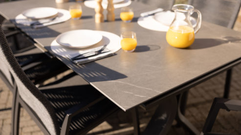 Gartentisch Interliving aus Stein in Grau Interliving Gartenmöbel Serie 7011 - Ausziehtisch gesinterter grauer Stein & anthrazitfarbenes Aluminium - ca 180 - 240 x 100 cm