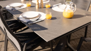 Gartentisch Interliving aus Stein in Grau Interliving Gartenmöbel Serie 7011 - Ausziehtisch gesinterter grauer Stein & anthrazitfarbenes Aluminium - ca 180 - 240 x 100 cm