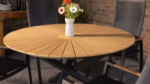 Gartentisch Interliving aus Holz in Holzfarben Interliving Gartenmöbel Serie 7011 - Esstisch Teakholz & anthrazitfarbenes Aluminium - Durchmesser ca. 140 cm