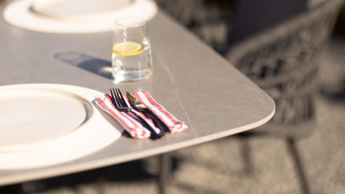 Gartenmöbel-Set Interliving aus Metall in Grau Interliving Gartenmöbel Serie 7012 - Essgruppe mit Diningsesseln hellgrauer Olefin-Teddybezug, Rope, gesinterter grauer Stein & anthrazitfarbenes Aluminium