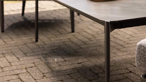 Gartentisch Interliving aus Stein in Grau Interliving Gartenmöbel Serie 7013 - Couchtisch gesinterter grauer Stein & anthrazitfarbenes Aluminium - ca. 120 x 60 cm