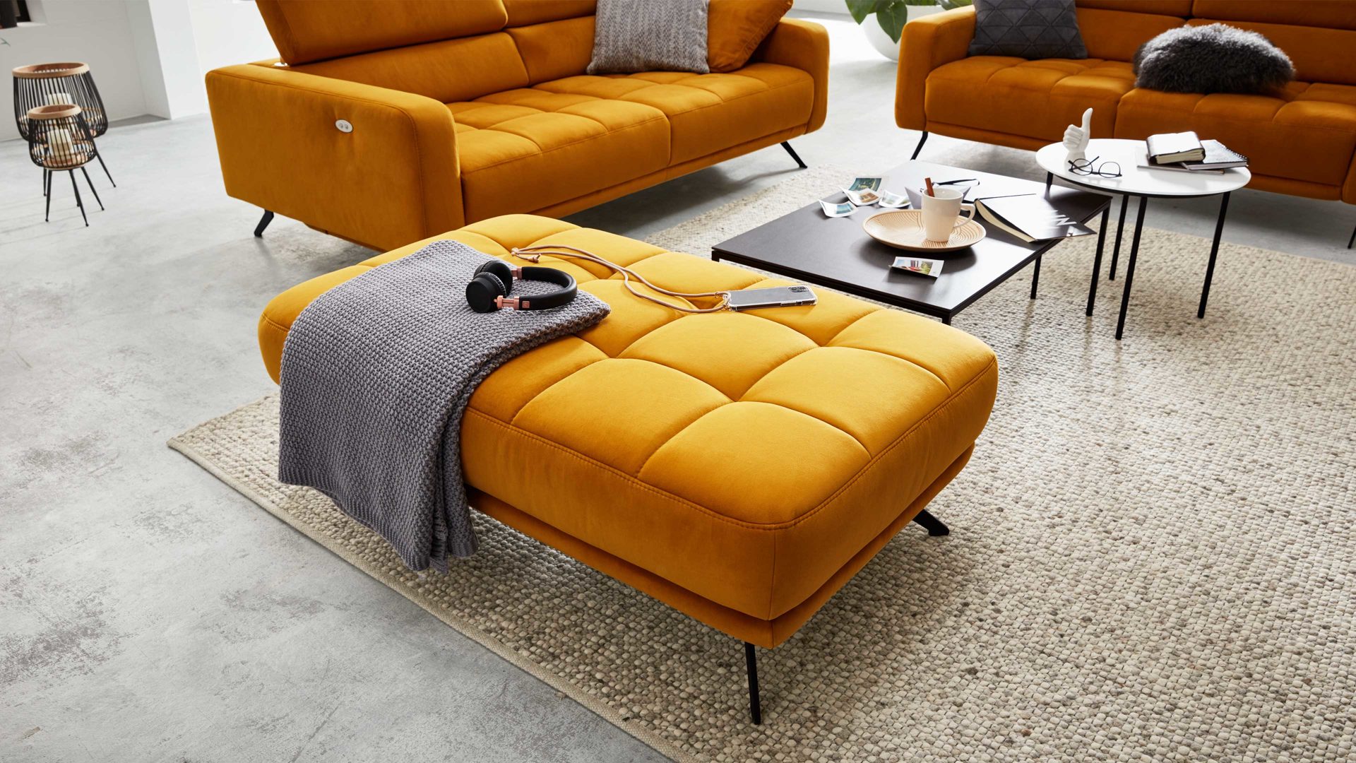 Polsterhocker Interliving aus Stoff in Orange Interliving Sofa Serie 4303 – XXL-Hocker curryfarbene Wirkware Salsa - ca. 126 x 76 cm