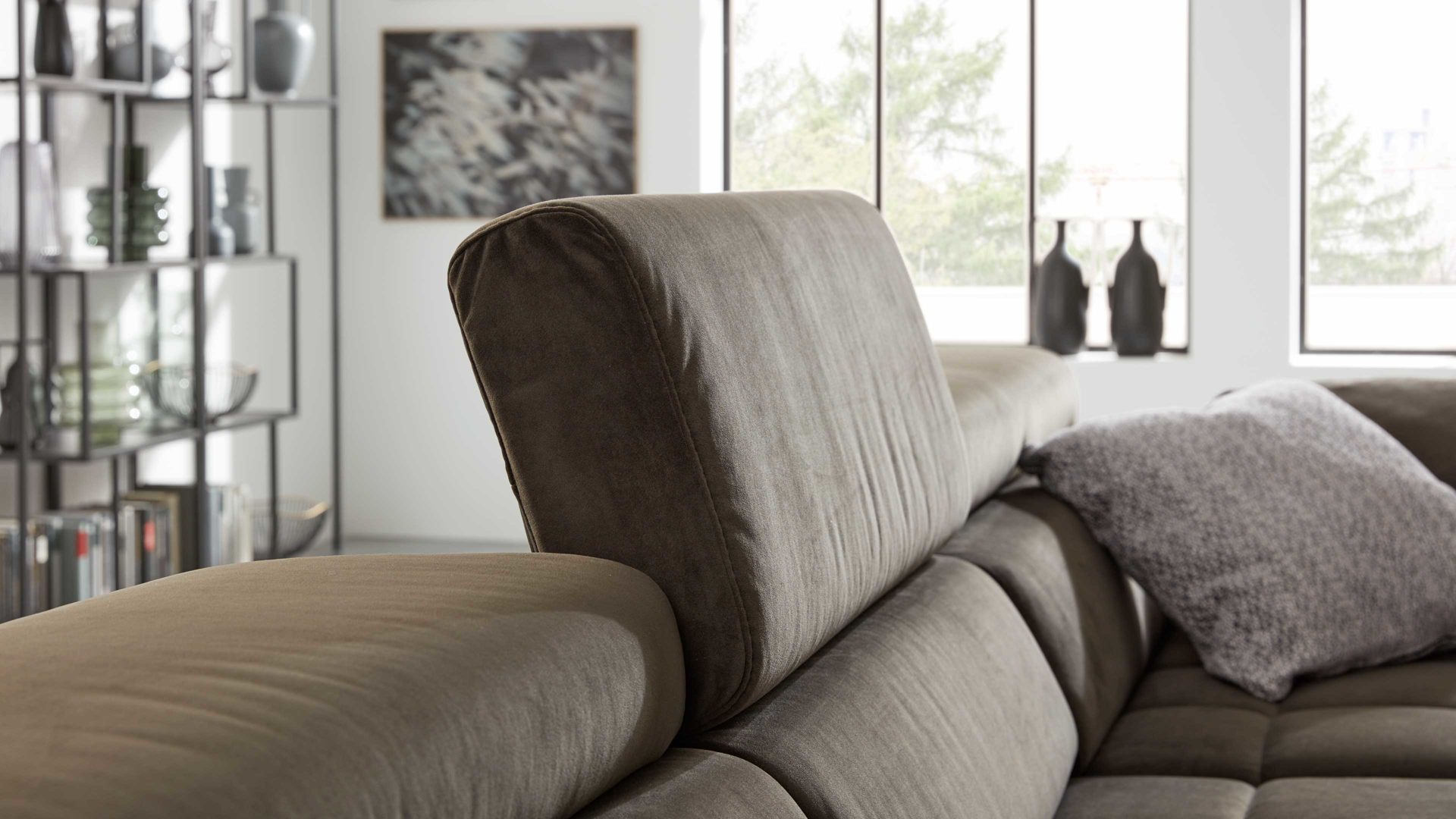 Ecksofa Interliving aus Stoff in Dunkelgrün Interliving Sofa Serie 4303 – Ecksofa olivfarbene Wirkware Salsa - Stellfläche ca. 323 x 190 cm