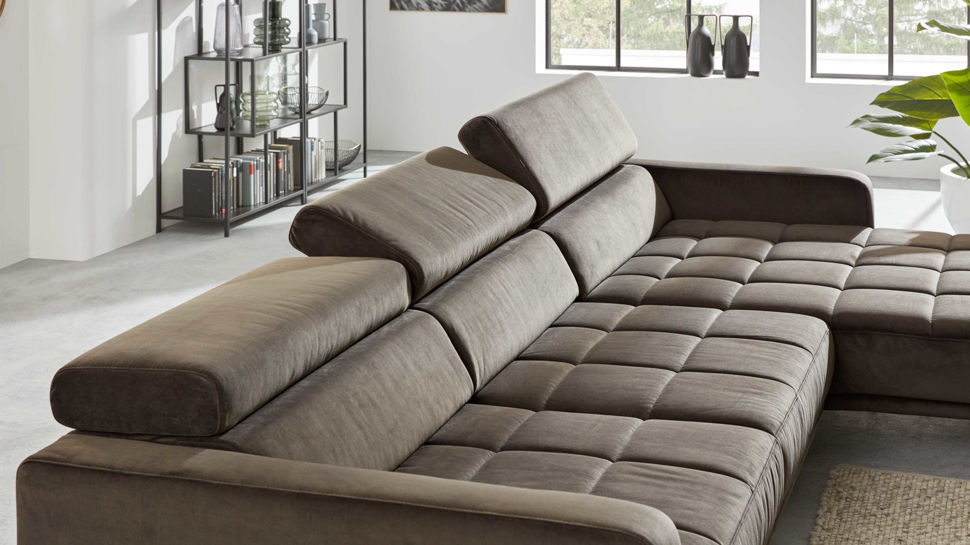 Ecksofa Interliving aus Stoff in Dunkelgrün Interliving Sofa Serie 4303 – Ecksofa olivfarbene Wirkware Salsa - Stellfläche ca. 323 x 190 cm