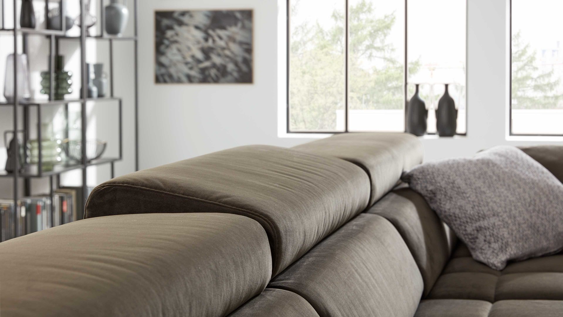 Ecksofa Interliving aus Stoff in Dunkelgrün Interliving Sofa Serie 4303 – Ecksofa olivfarbene Wirkware Salsa - Stellfläche ca. 323 x 190 cm