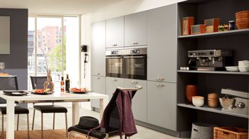 Systemküche WERT KÜCHE® aus Holz in Hellgrau WERT KÜCHE® Nova mit privileg Einbaugeräten Weiß & Achatgrau - Stellfläche 206 x 400 cm