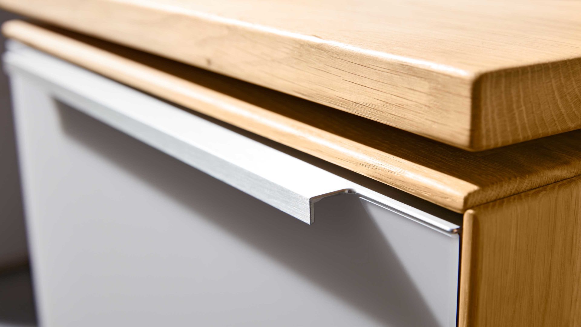 Schreibtisch Interliving aus Holz in Hellgrau Interliving Wohnzimmer Serie 2020 - Verwandlungs-Sideboard Asteiche bianco & Schlamm – zwei Türen, zwei Klappen