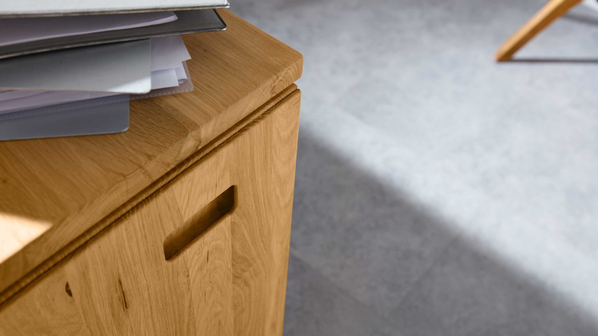 Schreibtisch Interliving aus Holz in Hellgrau Interliving Wohnzimmer Serie 2020 - Verwandlungs-Sideboard 151283 Asteiche bianco & Schlamm – zwei Türen, zwei Klappen