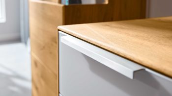 Schreibtisch Interliving aus Holz in Hellgrau Interliving Wohnzimmer Serie 2020 - Verwandlungs-Sideboard 151283 Asteiche bianco & Schlamm – zwei Türen, zwei Klappen