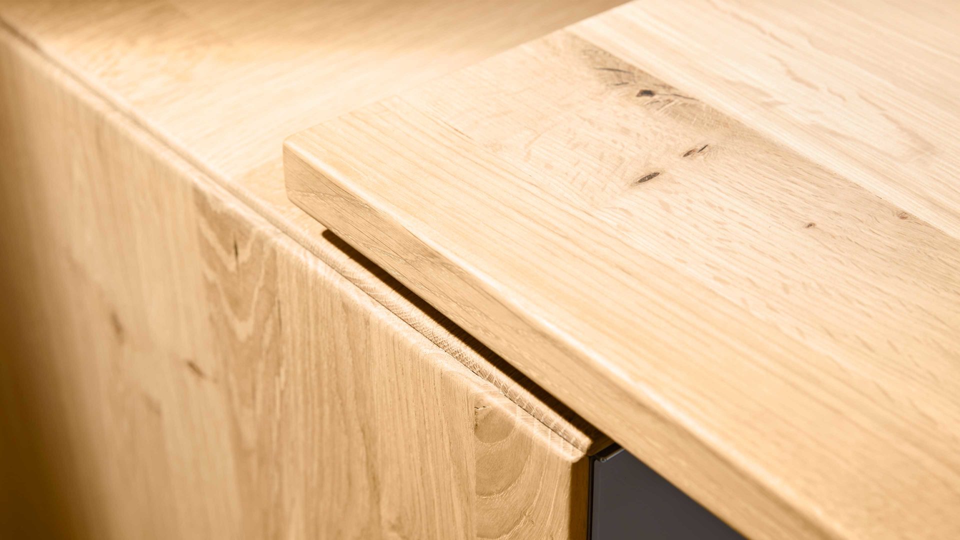 Schreibtisch Interliving aus Holz in Hellgrau Interliving Wohnzimmer Serie 2020 - Verwandlungs-Sideboard Asteiche bianco & Schlamm – zwei Türen, zwei Klappen