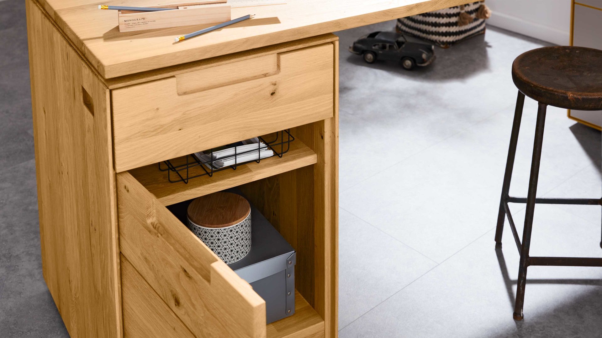 Schreibtisch Interliving aus Holz in Hellgrau Interliving Wohnzimmer Serie 2020 - Verwandlungs-Sideboard 151283 Asteiche bianco & Schlamm – zwei Türen, zwei Klappen