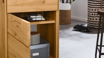 Schreibtisch Interliving aus Holz in Hellgrau Interliving Wohnzimmer Serie 2020 - Verwandlungs-Sideboard Asteiche bianco & Schlamm – zwei Türen, zwei Klappen