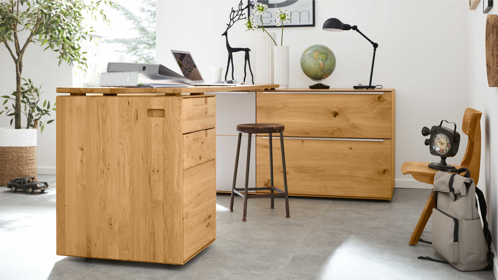 Schreibtisch Interliving aus Holz in Hellgrau Interliving Wohnzimmer Serie 2020 - Verwandlungs-Sideboard 151283 Asteiche bianco & Schlamm – zwei Türen, zwei Klappen