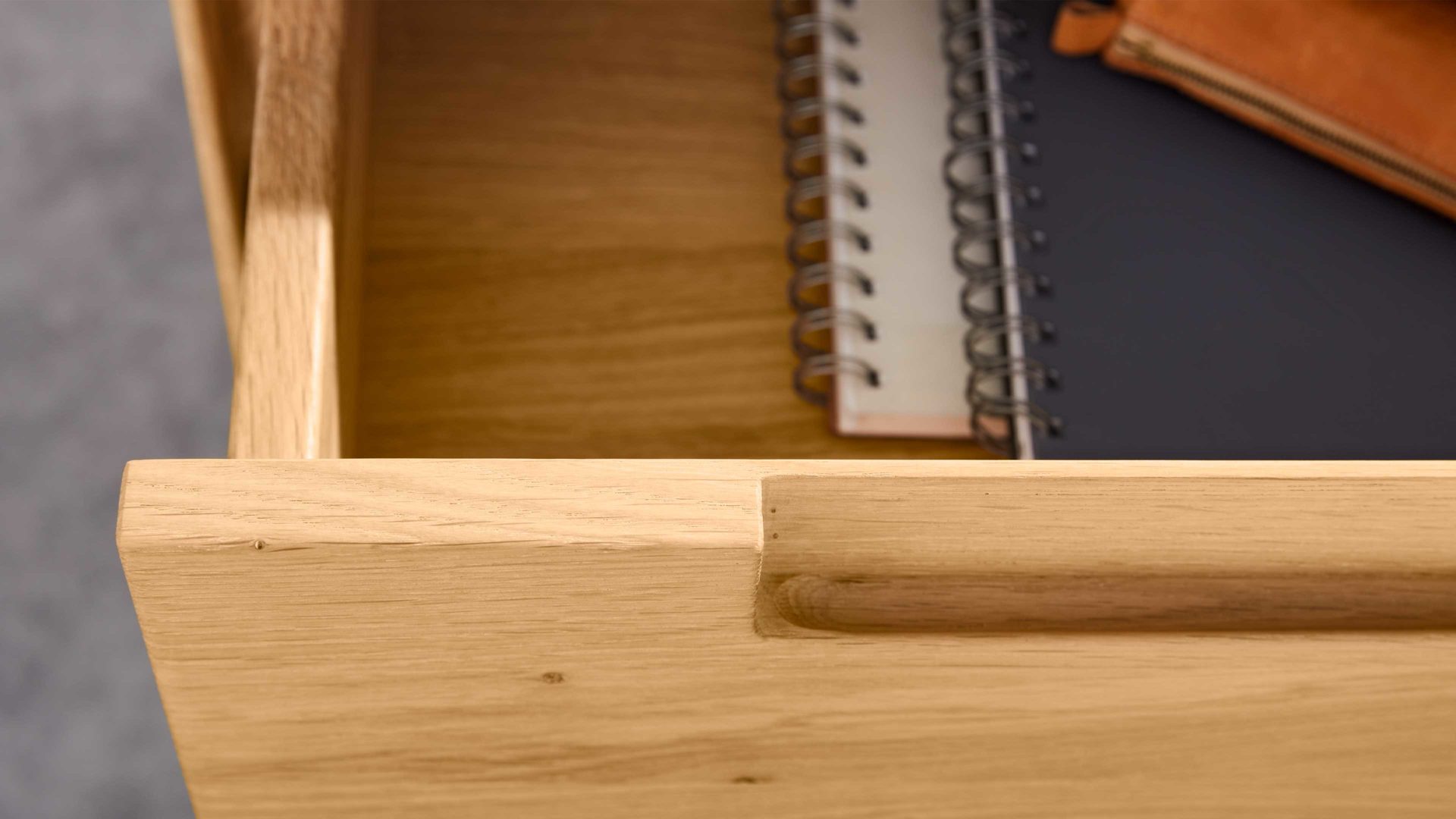 Schreibtisch Interliving aus Holz in Hellgrau Interliving Wohnzimmer Serie 2020 - Verwandlungs-Sideboard Asteiche bianco & Schlamm – zwei Türen, zwei Klappen