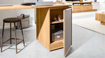 Schreibtisch Interliving aus Holz in Hellgrau Interliving Wohnzimmer Serie 2020 - Verwandlungs-Sideboard Asteiche bianco & Schlamm – zwei Türen, zwei Klappen
