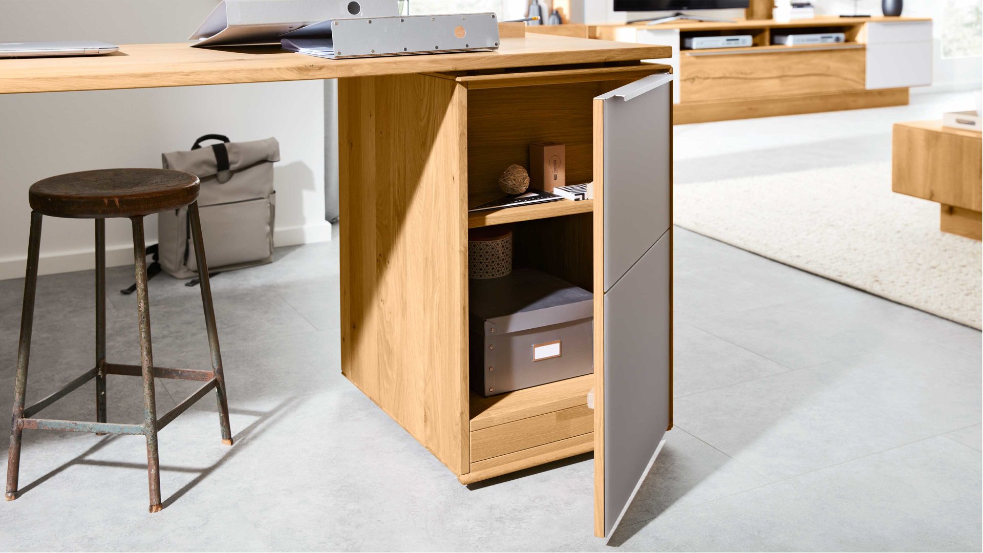 Schreibtisch Interliving aus Holz in Hellgrau Interliving Wohnzimmer Serie 2020 - Verwandlungs-Sideboard Asteiche bianco & Schlamm – zwei Türen, zwei Klappen
