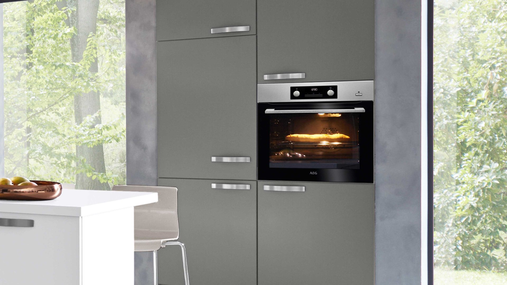 Einbauküche WERT KÜCHE® aus Holz in Holzfarben Hell WERT KÜCHE® Nova mit AEG Einbaugeräten Weiß, Achatgrau & Alteiche Provence – zweizeilig