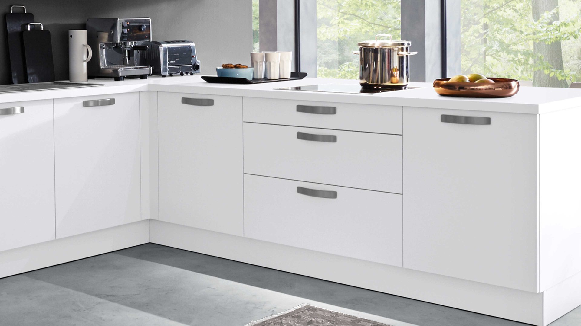 Einbauküche WERT KÜCHE® aus Holz in Holzfarben Hell WERT KÜCHE® Nova mit AEG Einbaugeräten Weiß, Achatgrau & Alteiche Provence – zweizeilig